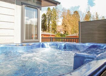 Luxury 1 bed Hot Tub Lodge (Pet) - Drimsynie Holiday Village, Lochgoilhead, on the Drimsynie Estate, Argyll