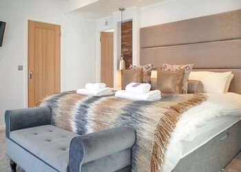 Luxury 1 bed Hot Tub Lodge (Pet) - Drimsynie Holiday Village, Lochgoilhead, on the Drimsynie Estate, Argyll