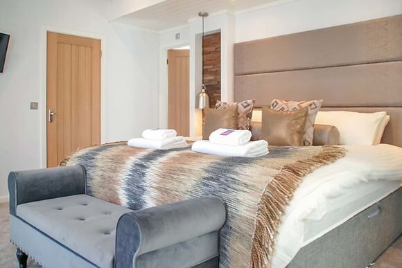 Luxury 1 bed Hot Tub Lodge (Pet) - Drimsynie Holiday Village, Lochgoilhead, on the Drimsynie Estate, Argyll