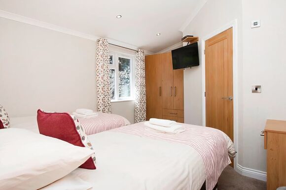  Luxury Lodge 5 Bed Hot Tub - Drimsynie Holiday Village, Lochgoilhead, on the Drimsynie Estate, Argyll