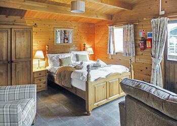 Foxy Lodge - Goodiford Mill Lakes, Kentisbeare, Nr Cullompton