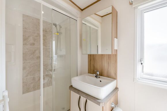 Gold Caravan with parking, ensuite & decking - Grannies Heilan Hame, Embo, Sutherland