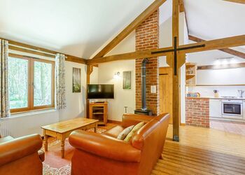 Gardeners Lodge (Pet Friendly) - Griffon Forest, Flaxton, York