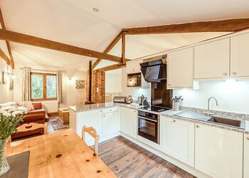 Poachers Lodge - Griffon Forest, Flaxton, York