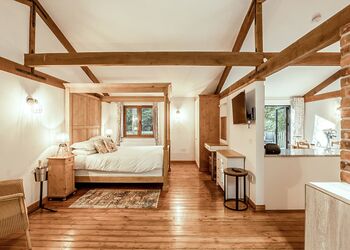 Poachers Lodge - Griffon Forest, Flaxton, York