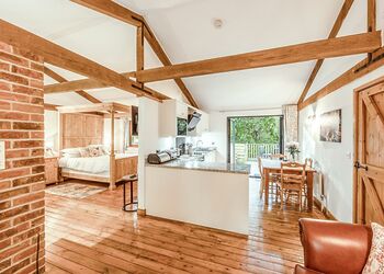 Poachers Lodge (Pet Friendly) - Griffon Forest, Flaxton, York