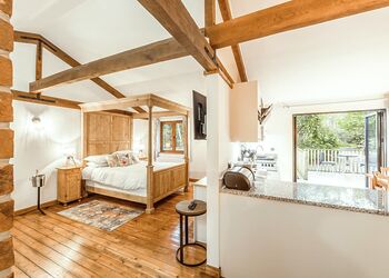 Poachers Lodge (Pet Friendly) - Griffon Forest, Flaxton, York