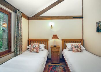Keepers Lodge (Pet Friendly) - Griffon Forest, Flaxton, York