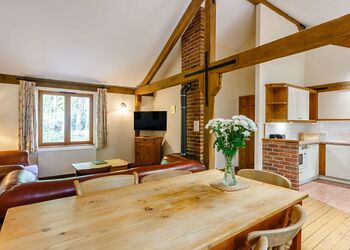 Woodmans Lodge (Pet Friendly) - Griffon Forest, Flaxton, York
