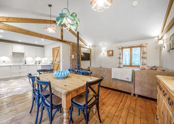 The Foragers Lodge - Griffon Forest, Flaxton, York