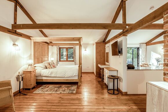 Poachers Lodge - Griffon Forest, Flaxton, York