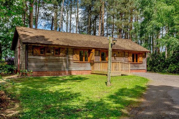 Woodmans Lodge (Pet Friendly) - Griffon Forest, Flaxton, York