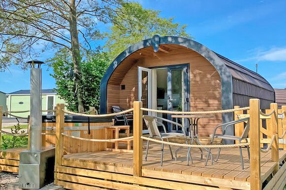 Rustic Pod VIP PF - Hall More, Hale