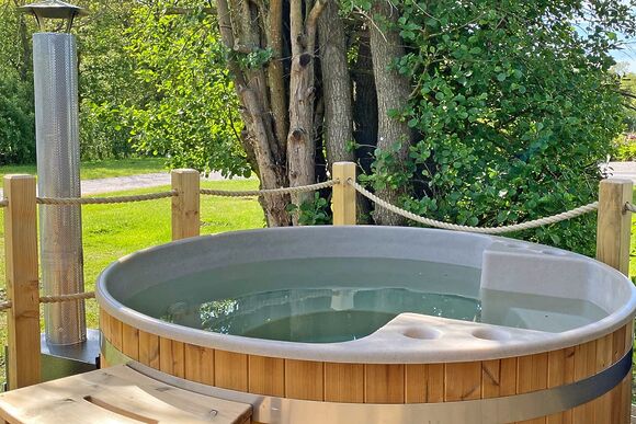 Rustic Pod VIP PF - Hall More, Hale