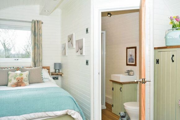 Rustic Pod VIP PF - Hall More, Hale