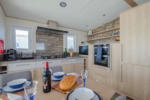 Platinum 2 Caravan with Decking - Hart&rsquo;s, Leysdown, Isle of Sheppey