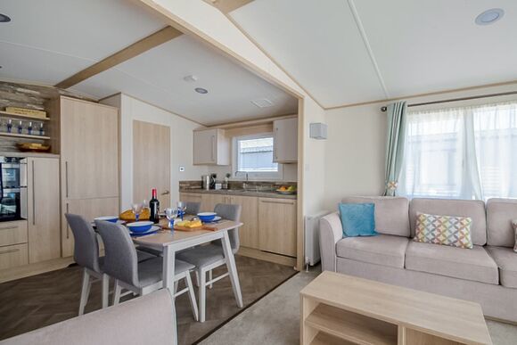 Platinum 3 Pet Friendly Caravan with Decking - Hart&rsquo;s, Leysdown, Isle of Sheppey