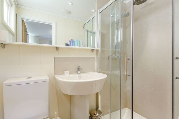 Austen Lodge - Hawkchurch Resort and Spa, Axminster