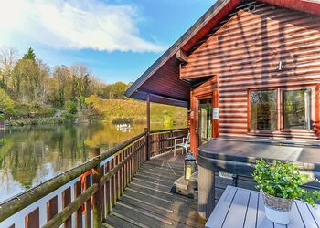 Woodpecker Lakeside Lodge - Herons Lake Retreat, Caerwys, Flintshire