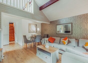 Woodpecker Lakeside Lodge - Herons Lake Retreat, Caerwys, Flintshire