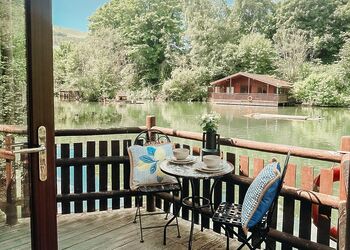 Kingfisher Lakeside Lodge - Herons Lake Retreat, Caerwys, Flintshire