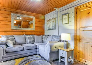 Eagle Lodge - Herons Lake Retreat, Caerwys, Flintshire