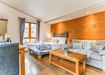 Quail Lodge - Herons Lake Retreat, Caerwys, Flintshire