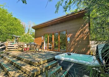 Quail Lodge - Herons Lake Retreat, Caerwys, Flintshire