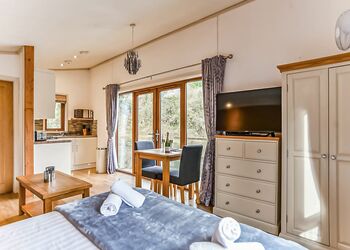 Quail Lodge - Herons Lake Retreat, Caerwys, Flintshire