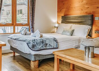 Quail Lodge - Herons Lake Retreat, Caerwys, Flintshire