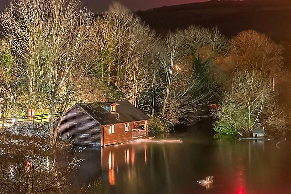 Woodpecker Lakeside Lodge - Herons Lake Retreat, Caerwys, Flintshire