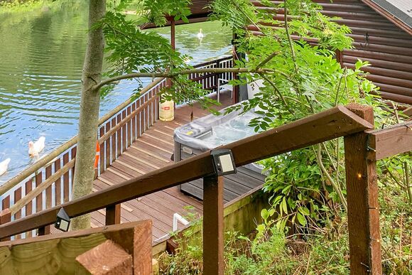 Woodpecker Lakeside Lodge - Herons Lake Retreat, Caerwys, Flintshire