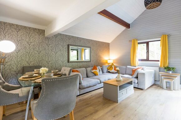 Woodpecker Lakeside Lodge - Herons Lake Retreat, Caerwys, Flintshire