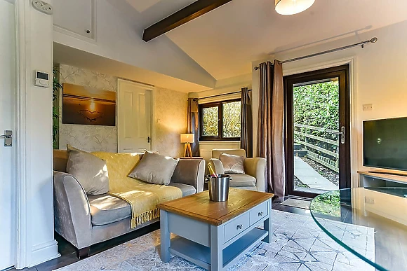 Kingfisher Lakeside Lodge - Herons Lake Retreat, Caerwys, Flintshire