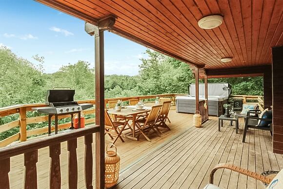 Eagle Lodge - Herons Lake Retreat, Caerwys, Flintshire