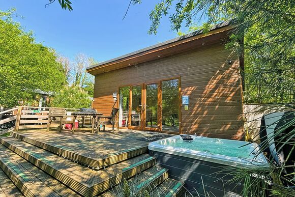 Quail Lodge - Herons Lake Retreat, Caerwys, Flintshire