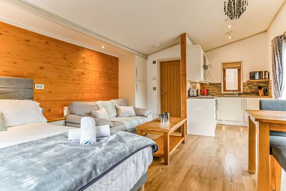 Quail Lodge - Herons Lake Retreat, Caerwys, Flintshire