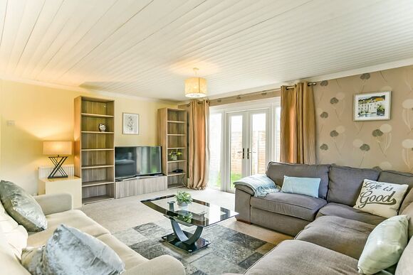 Moorhen Cottage - Herons Lake Retreat, Caerwys, Flintshire