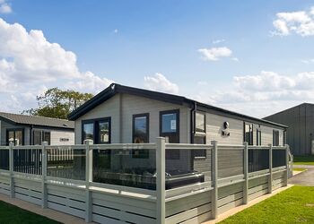 Platinum 6 berth Lodge Hot Tub - Helsey Farm Cottages, Helsey