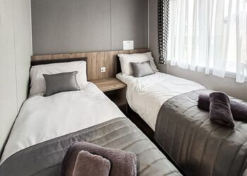 Platinum 6 berth Lodge Hot Tub - Helsey Farm Cottages, Helsey