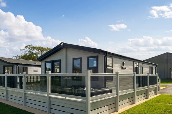 Platinum 6 berth Lodge Hot Tub - Helsey Farm Cottages, Helsey