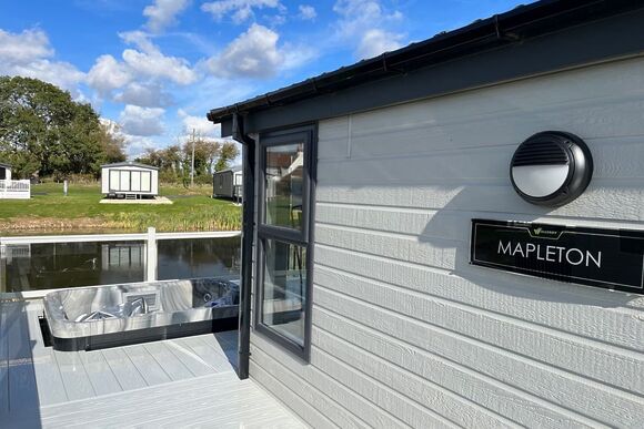 Platinum 6 berth Lodge Hot Tub - Helsey Farm Cottages, Helsey