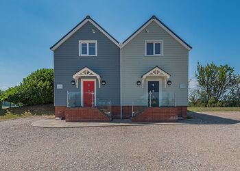 Waterlily Cottage - Herons Mead Cottages, Orby