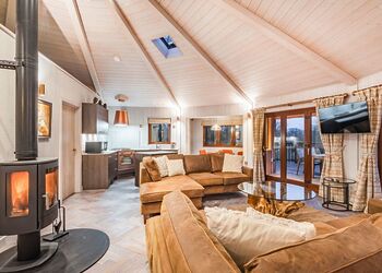 Chestnut Heights Tree House - Henlle Hall Woodland Lodges, Henlle, Nr Oswestry