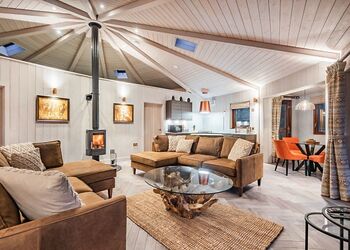 Chestnut Heights Tree House - Henlle Hall Woodland Lodges, Henlle, Nr Oswestry