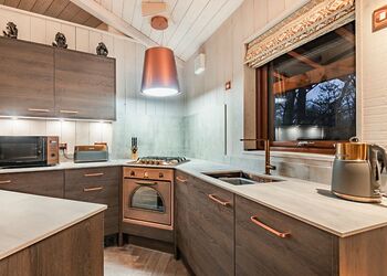 Chestnut Heights Tree House - Henlle Hall Woodland Lodges, Henlle, Nr Oswestry