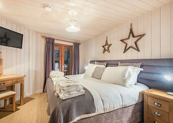 Chestnut Heights Tree House - Henlle Hall Woodland Lodges, Henlle, Nr Oswestry