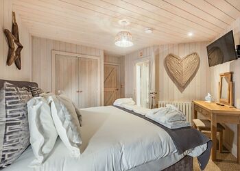 Chestnut Heights Tree House - Henlle Hall Woodland Lodges, Henlle, Nr Oswestry