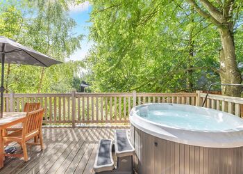 Lovetts Lodge - Henlle Hall Woodland Lodges, Henlle, Nr Oswestry