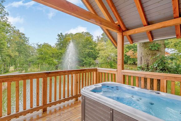 Drake&rsquo;s Lodge - Henlle Hall Woodland Lodges, Henlle, Nr Oswestry